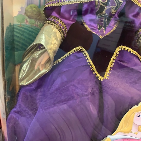 Aurora Porcelain Keepsake Doll Holiday Jewels Ed. - Picture 4 of 9